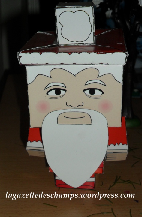 Paper toy Santa Babel acheté au marché de Noël de l'école de AAA